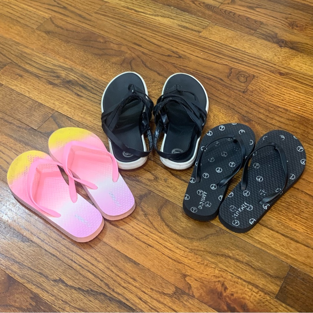 3 Pairs Girls Flip Flop Beach Sandal Shoes
Size 12 / 13
Wonder Nation 
Old Navy